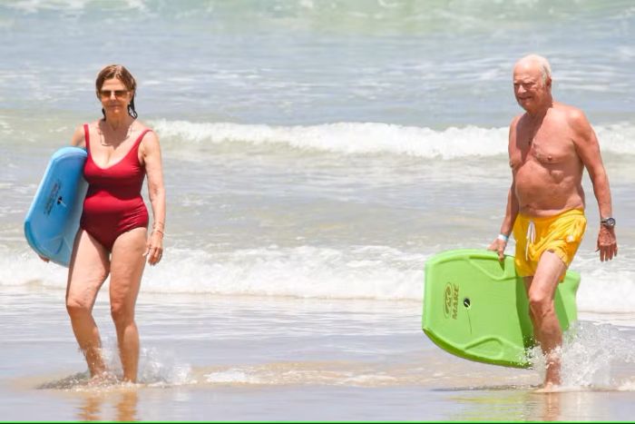  REI E RAINHA DA SUÉCIA APROVEITAM DIA DE SOL NA PRAIA DE ITACAREZINHO, NO SUL DA BAHIA