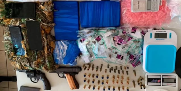 POLÍCIA APREENDE ARMAS E MAIS DE 4 KG DE DROGAS EM OPERAÇÃO NO INTERIOR DA BAHIA