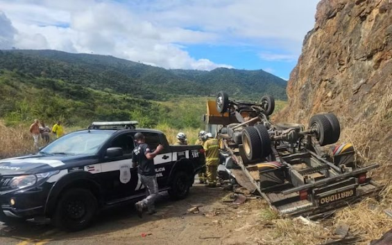 CAMINHÃO QUE TRANSPORTAVA CAVALOS TOMBA E DEIXA DUAS PESSOAS MORTAS NO SUDOESTE DA BAHIA