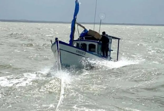 PESCADORES SÃO RESGATADOS APÓS CINCO DIAS À DERIVA NO EXTREMO SUL DA BAHIA