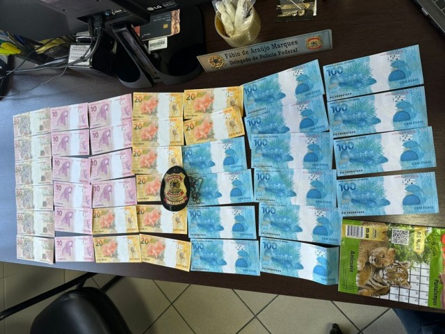 DOIS HOMENS SÃO PRESOS EM FEIRA DE SANTANA APÓS RECEBEREM R$ 2 MIL EM CÉDULAS FALSAS PELOS CORREIOS