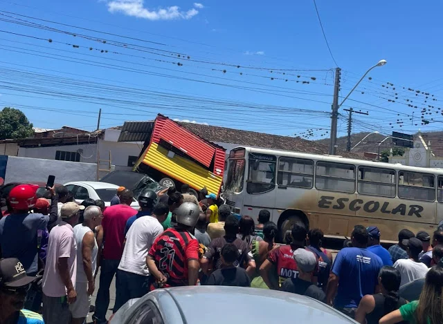  ÔNIBUS SEM FREIOS ATINGE FOOD TRUCK E MATA MULHER NO CENTRO DE MIGUEL CALMON