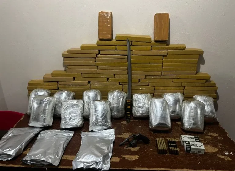  PM REALIZA GRANDE APREENSÃO DE DROGAS E ARMAS DURANTE OPERAÇÃO EM BUERAREMA